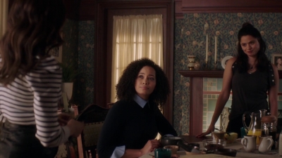 Charmed-Online-dot-nl_Charmed-1x02LetThisMotherOut00389.jpg