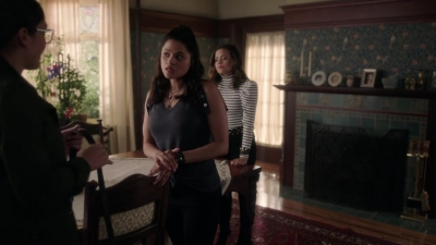 Charmed-Online-dot-nl_Charmed-1x02LetThisMotherOut00891.jpg