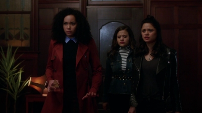 Charmed-Online-dot-nl_Charmed-1x02LetThisMotherOut01702.jpg