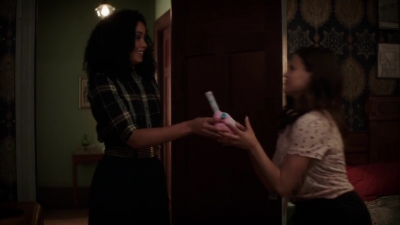 Charmed-Online-dot-nl_Charmed-1x02LetThisMotherOut02213.jpg