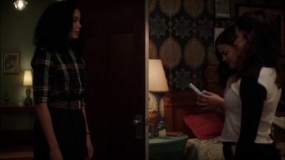 Charmed-Online-dot-nl_Charmed-1x02LetThisMotherOut02215.jpg