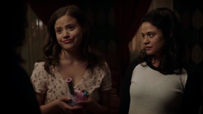 Charmed-Online-dot-nl_Charmed-1x02LetThisMotherOut02222.jpg