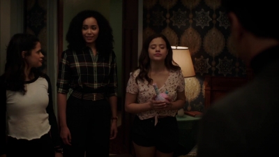 Charmed-Online-dot-nl_Charmed-1x02LetThisMotherOut02229.jpg