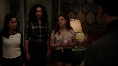 Charmed-Online-dot-nl_Charmed-1x02LetThisMotherOut02230.jpg