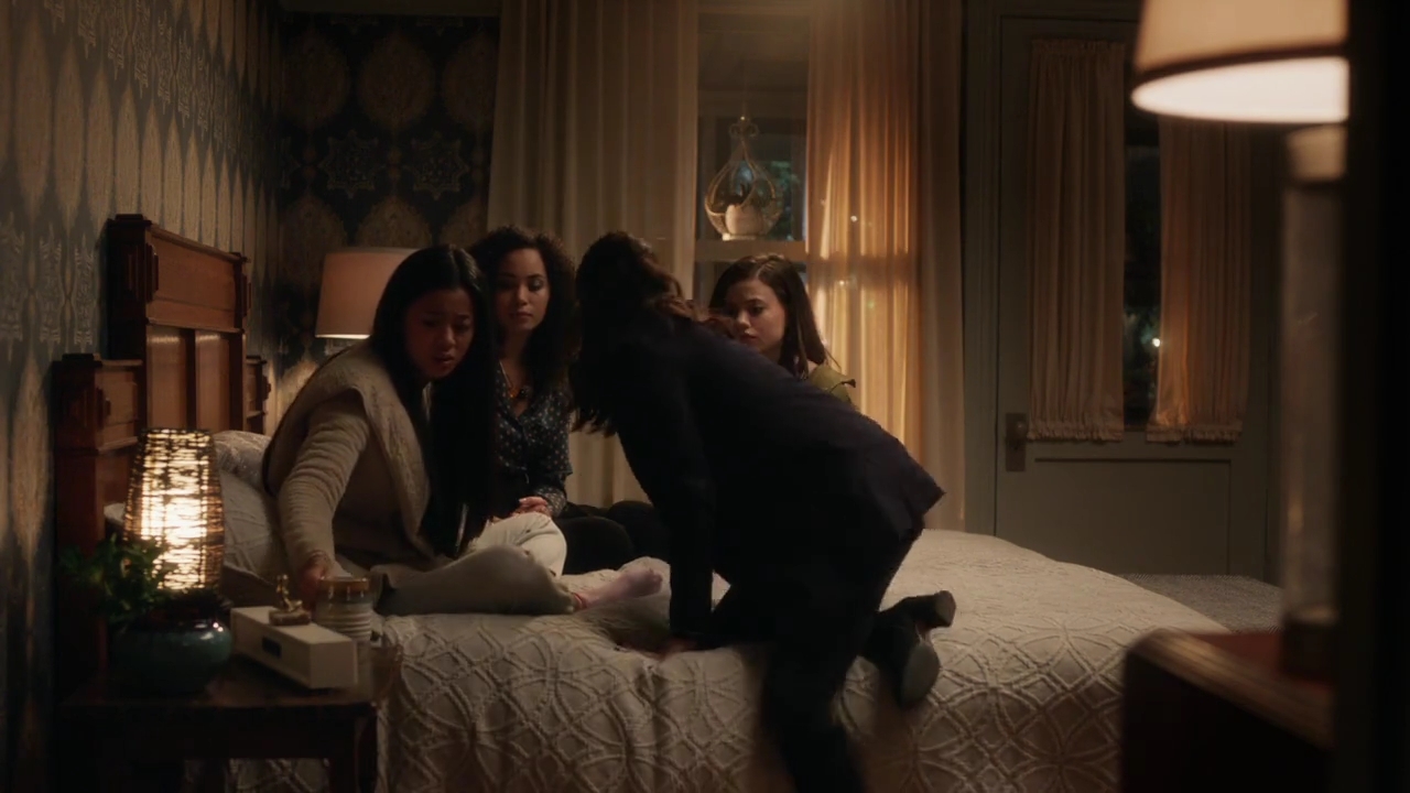 Charmed-Online-dot-nl_Charmed-1x04ExorciseYourDemons02087.jpg