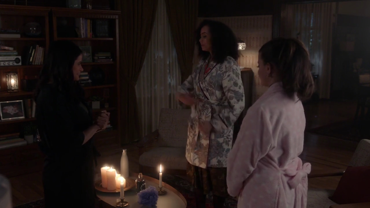 Charmed-Online-dot-nl_Charmed-1x06KappaSpirit02207.jpg