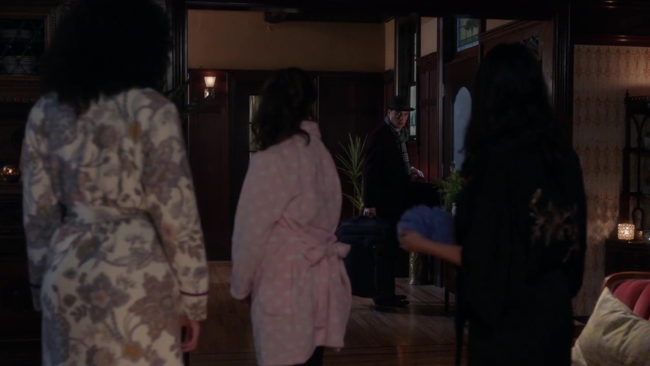 Charmed-Online-dot-nl_Charmed-1x06KappaSpirit02260.jpg