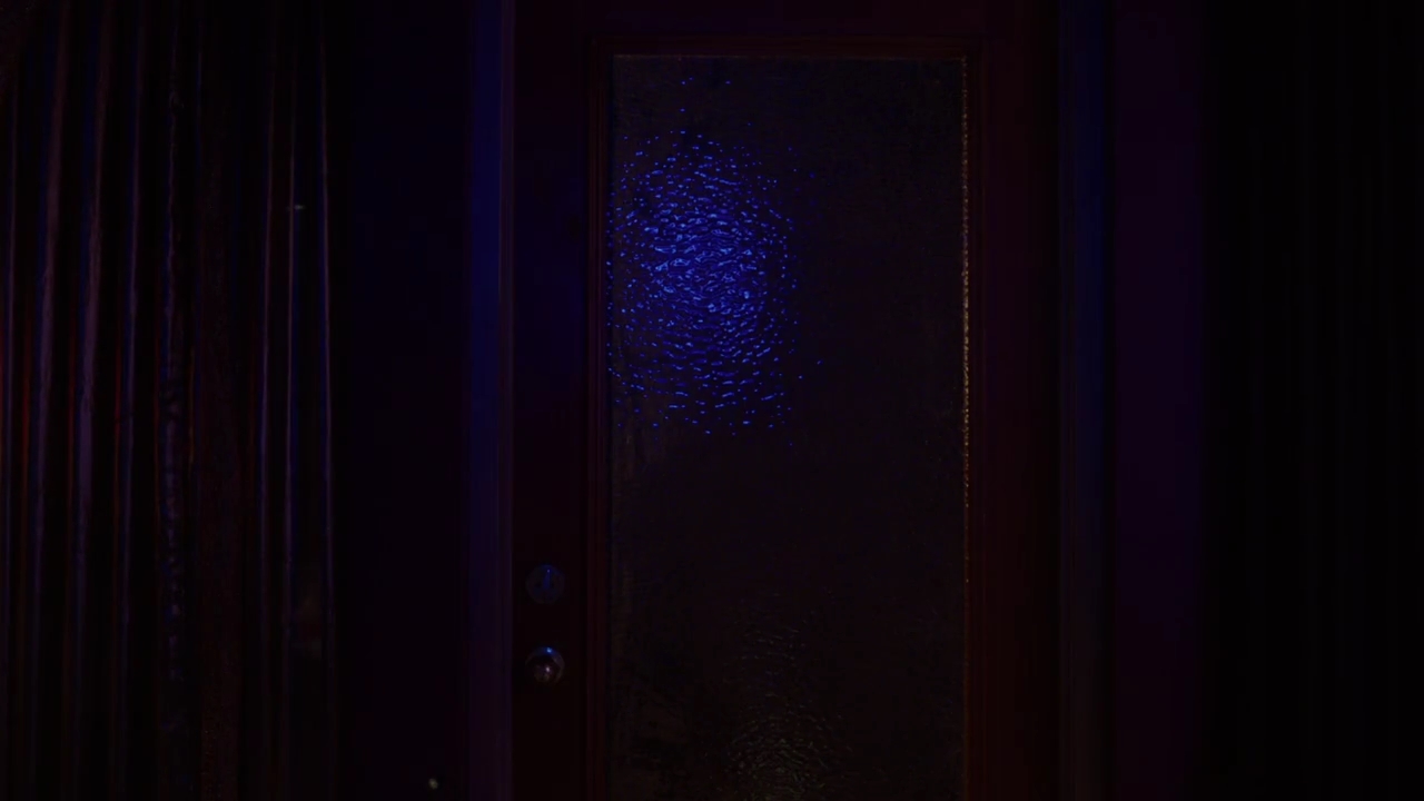 Charmed-Online-dot-nl_Charmed-1x09JingleHell00774.jpg