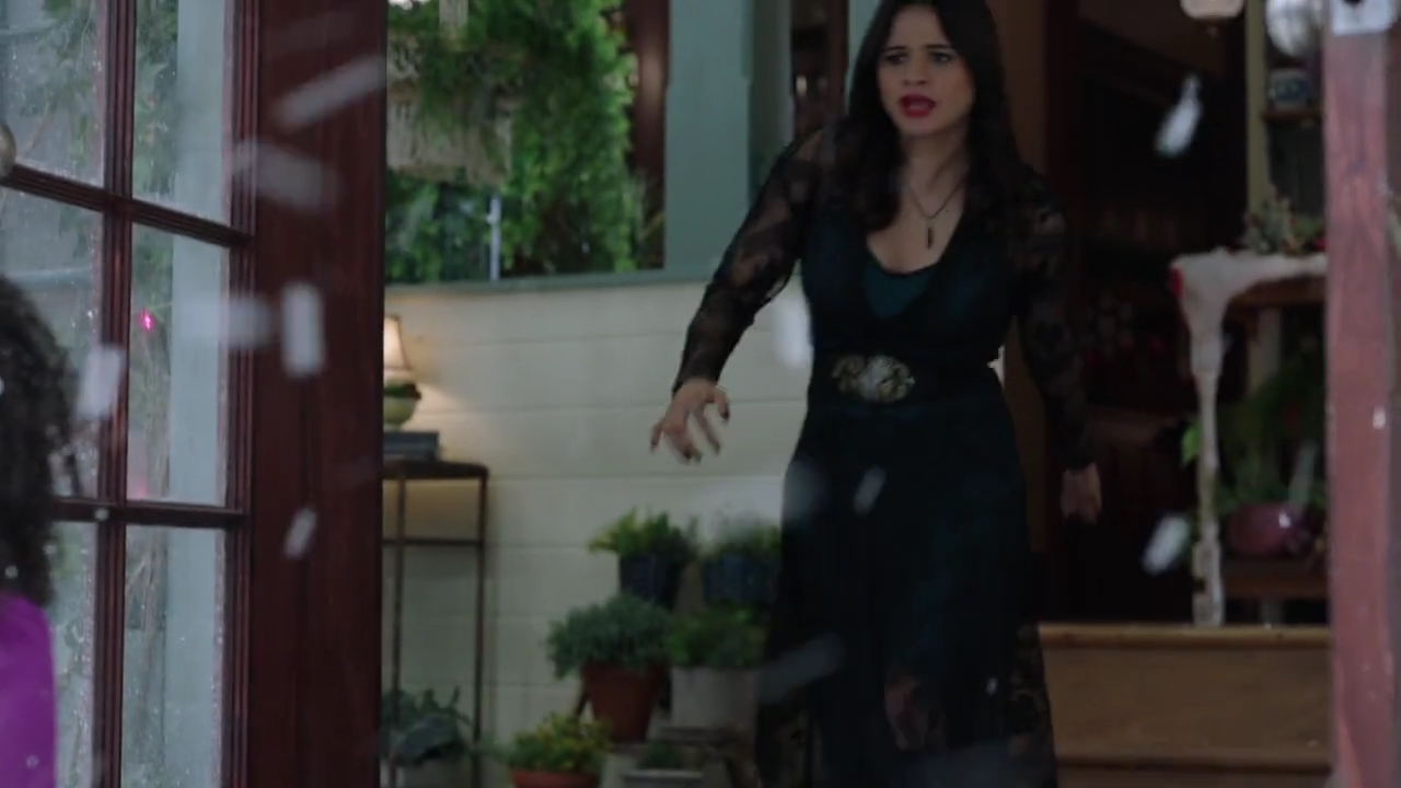 Charmed-Online-dot-nl_Charmed-1x09JingleHell01072.jpg