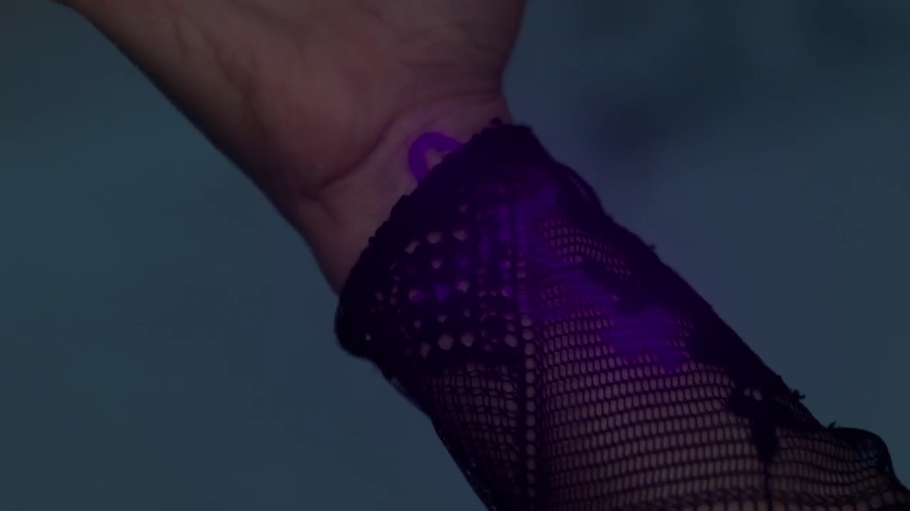 Charmed-Online-dot-nl_Charmed-1x09JingleHell01868.jpg