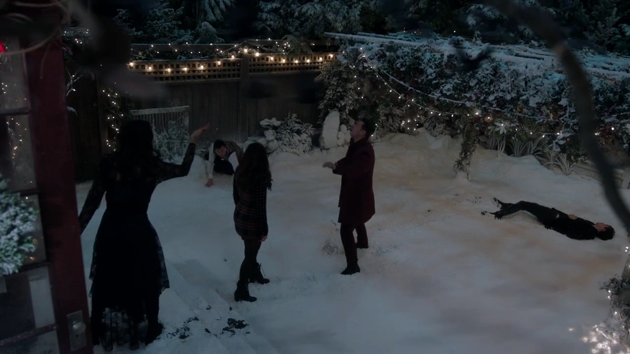 Charmed-Online-dot-nl_Charmed-1x09JingleHell01871.jpg