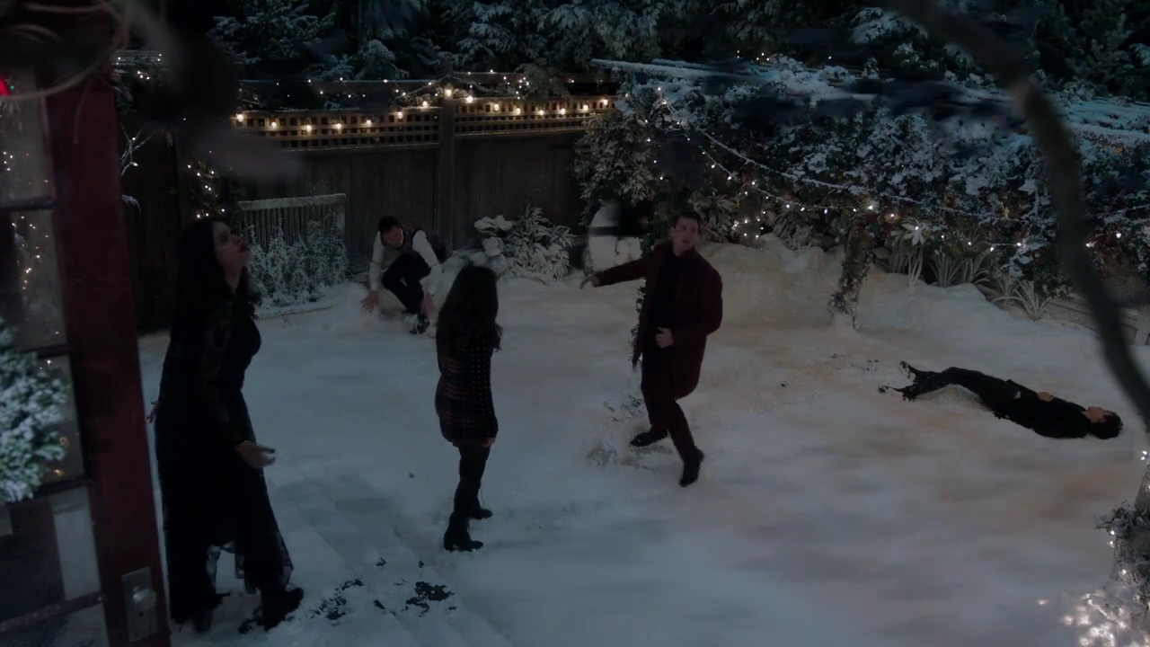 Charmed-Online-dot-nl_Charmed-1x09JingleHell01873.jpg