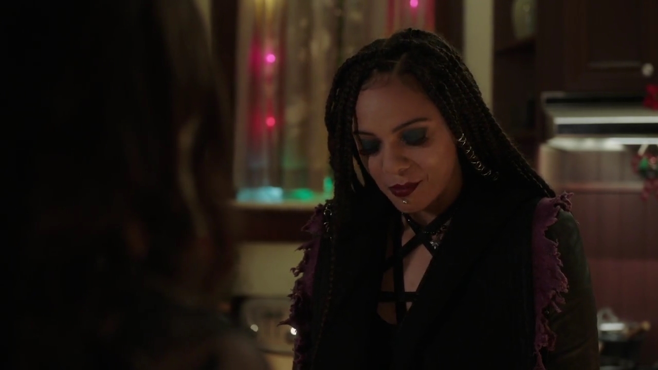 Charmed-Online-dot-nl_Charmed-1x09JingleHell02140.jpg