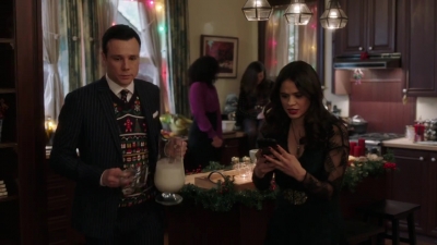 Charmed-Online-dot-nl_Charmed-1x09JingleHell00612.jpg