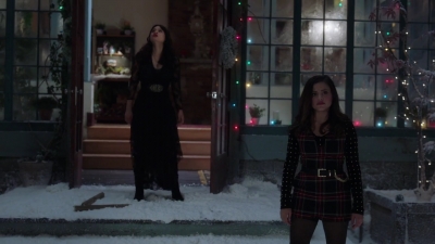 Charmed-Online-dot-nl_Charmed-1x09JingleHell01888.jpg