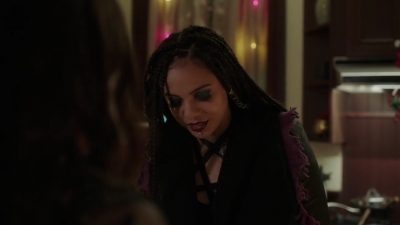 Charmed-Online-dot-nl_Charmed-1x09JingleHell02141.jpg