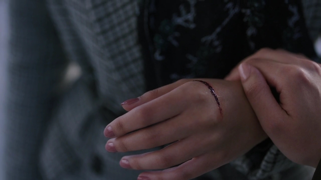Charmed-Online-dot-nl_Charmed-1x17Surrender02017.jpg