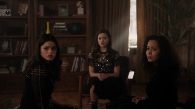 Charmed-Online-dot-nl_Charmed-1x17Surrender00725.jpg