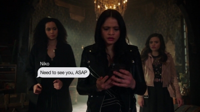 Charmed-Online-dot-nl_Charmed-1x17Surrender01034.jpg