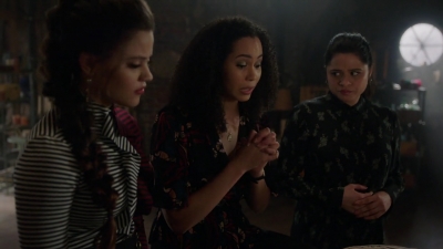 Charmed-Online-dot-nl_Charmed-1x17Surrender01144.jpg