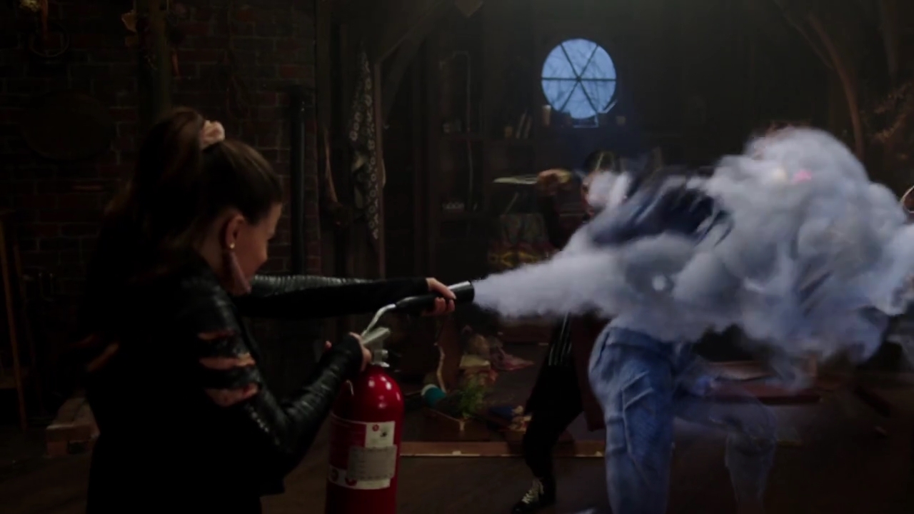 Charmed-Online-dot-nl_Charmed-1x18TheReplacement01827.jpg