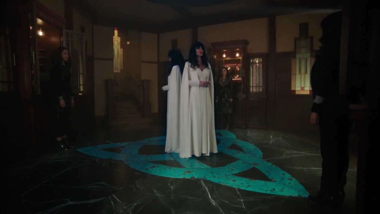 Charmed-Online-dot-nl_Charmed-1x20Ambush01780.jpg