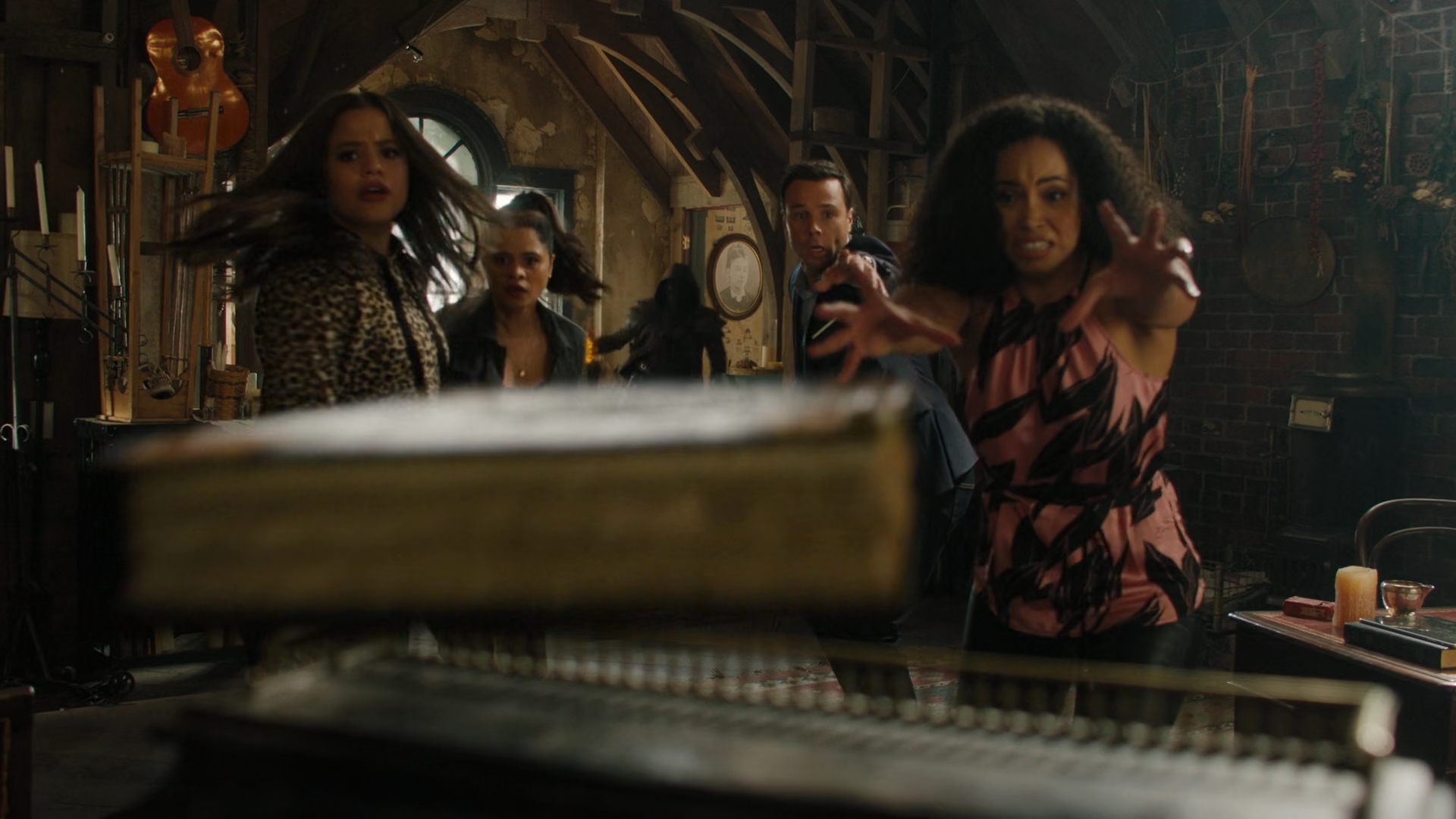 Charmed-Online-dot-nl_Charmed2x01-SafeSpace00689.jpg