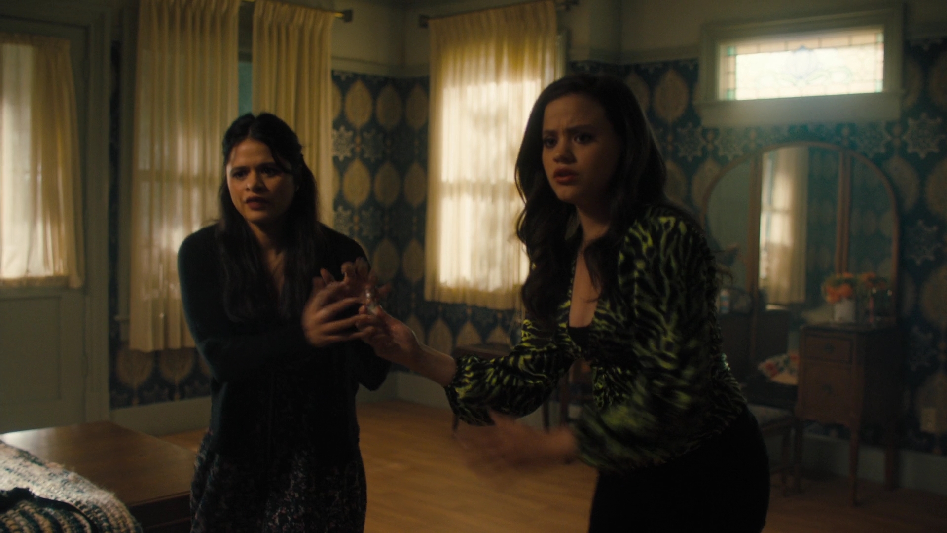 Charmed-Online-dot-nl_2x05TheTruthAboutCatsAndDogs01734.jpg