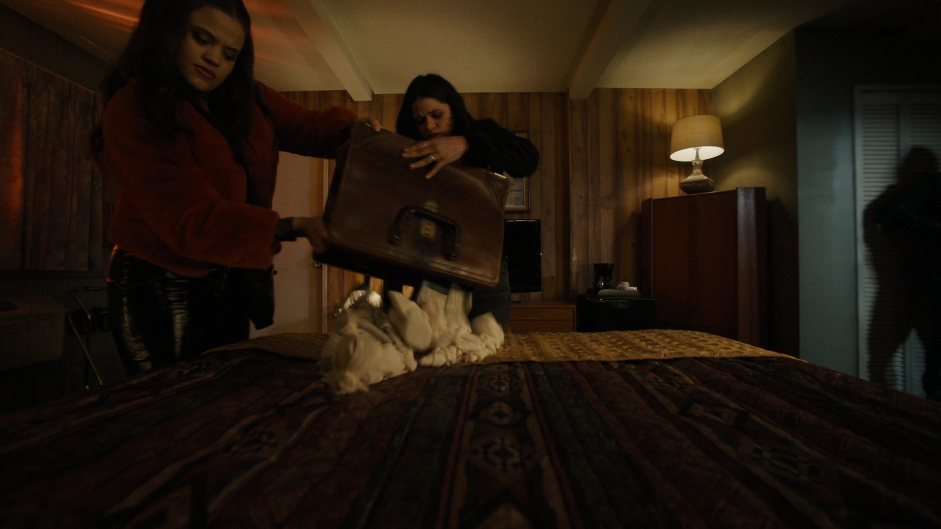 Charmed-Online-dot-nl_Charmed2x09GeussWhosComingToSafeSpaceSeattlle0705.jpg