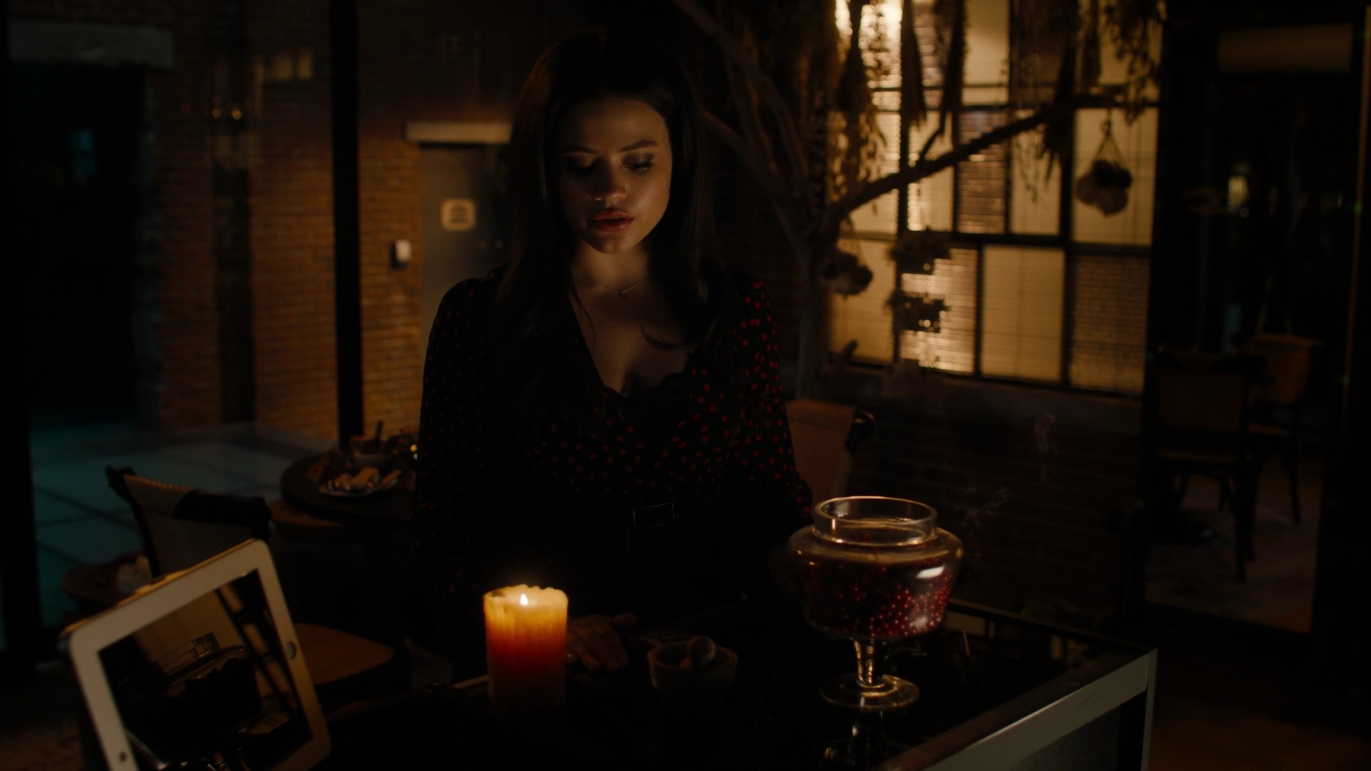 Charmed-Online-dot-nl_Charmed2x10CurseWords0716.jpg