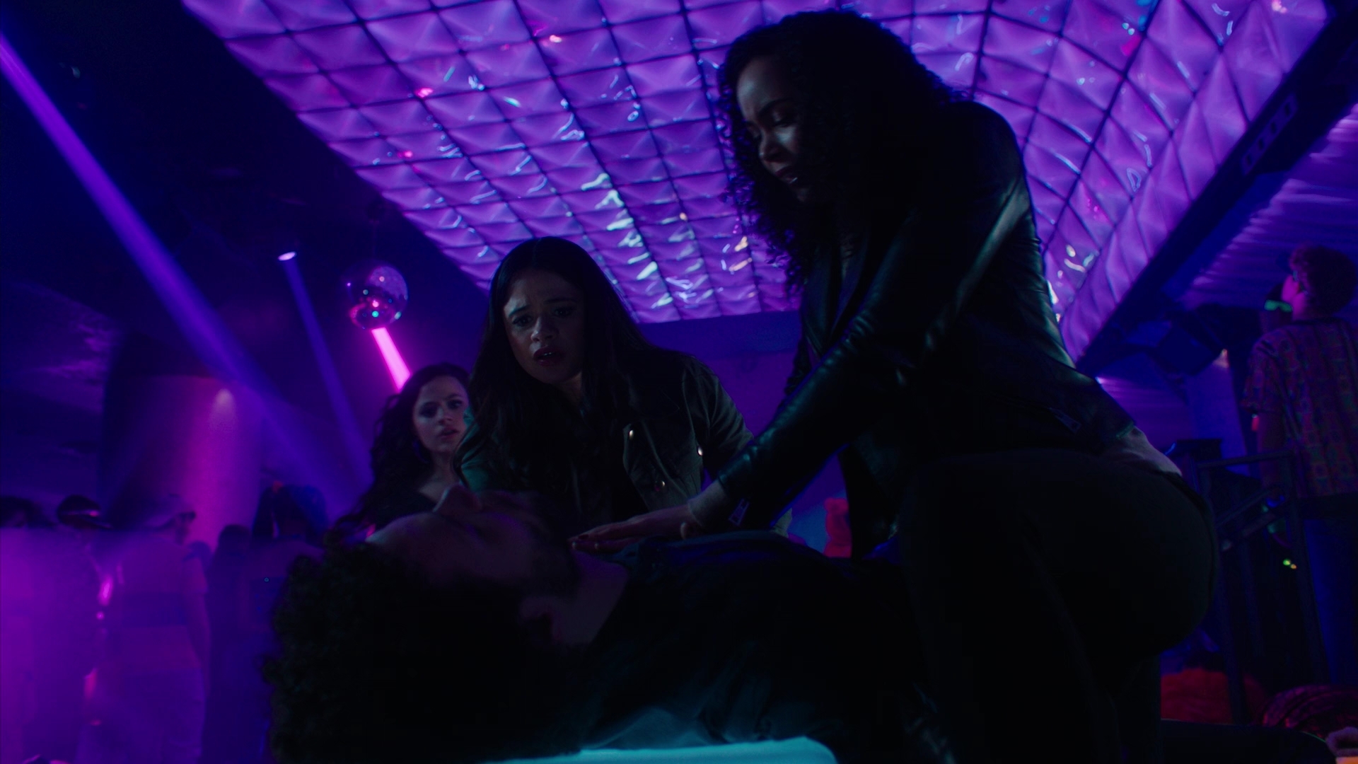 Charmed-Online-dot-nl_Charmed2x11DanceLikeNoOneIsWitching1871.jpg