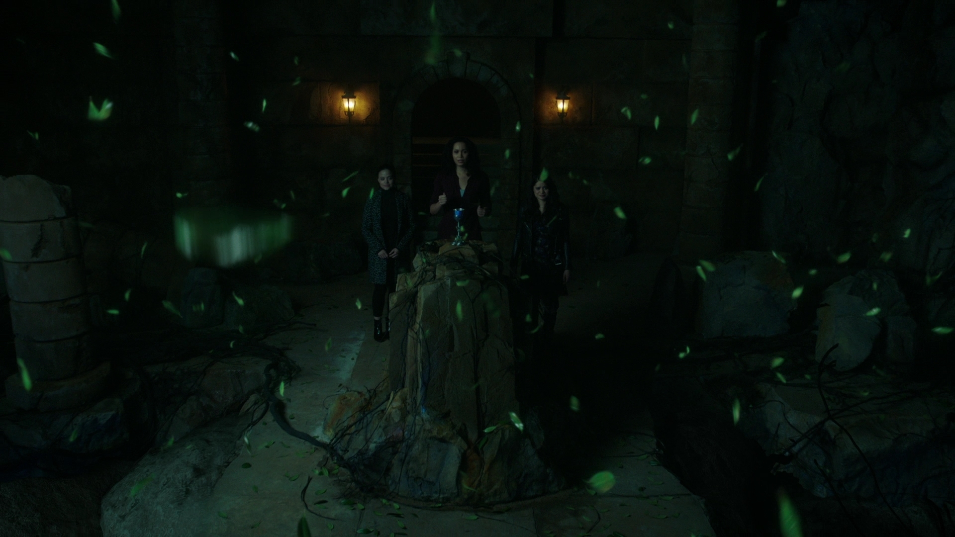 Charmed-Online-dot-nl-Charmed2x13BreakingTheCycle2250.jpg