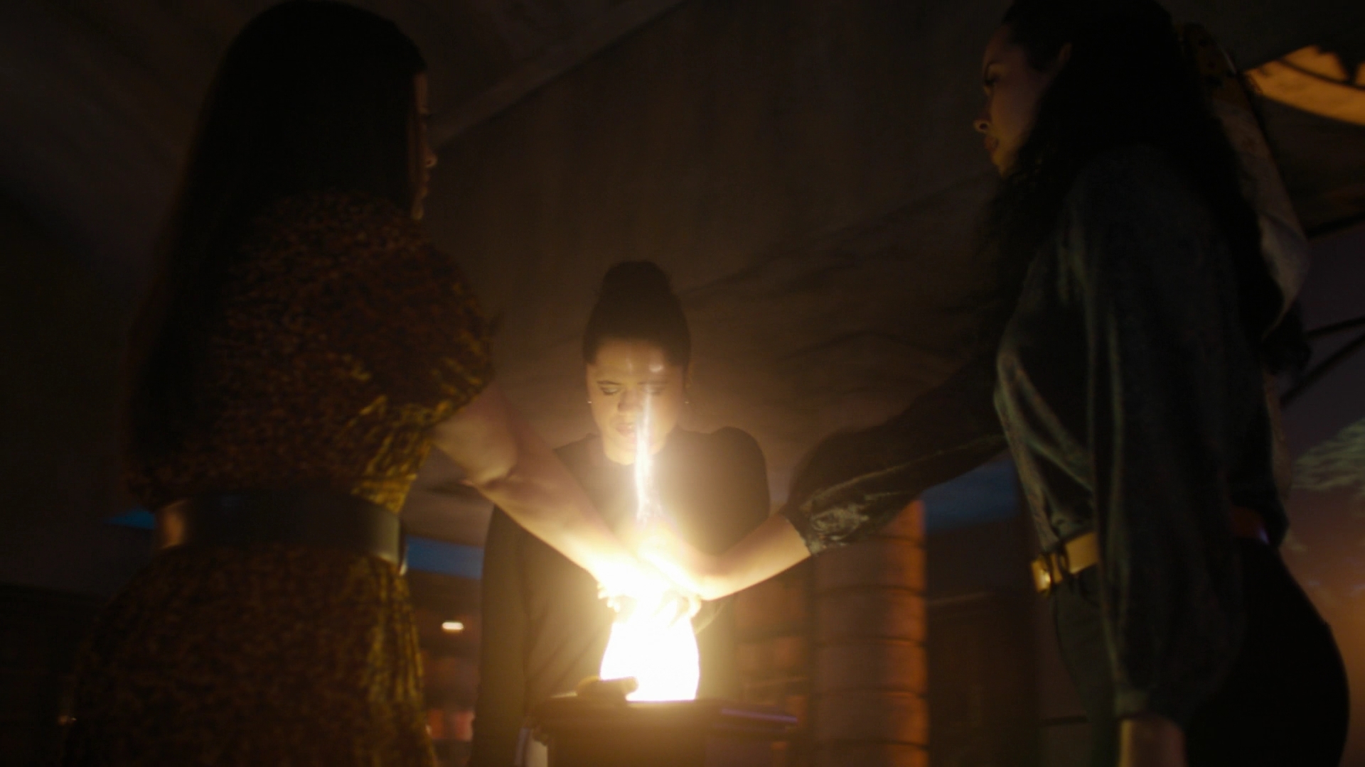 Charmed-Online-dot-nl_Charmed2x02SomeonesGoingToDie1323.jpg