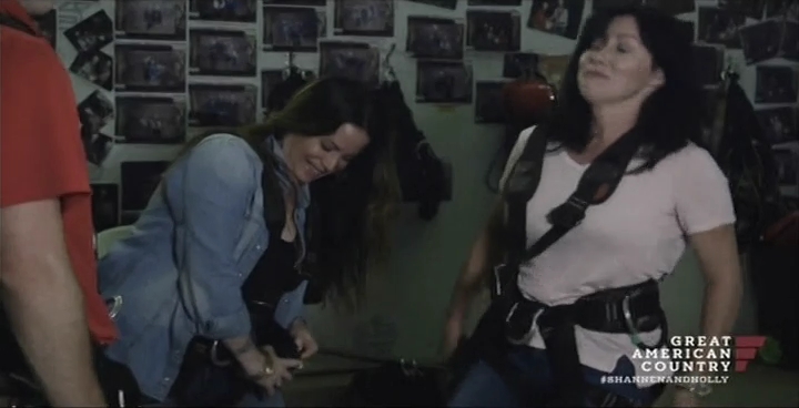 Charmed-Online-dot-net_OffTheMapWithShannenandHolly-S01E01-02-0155.jpg
