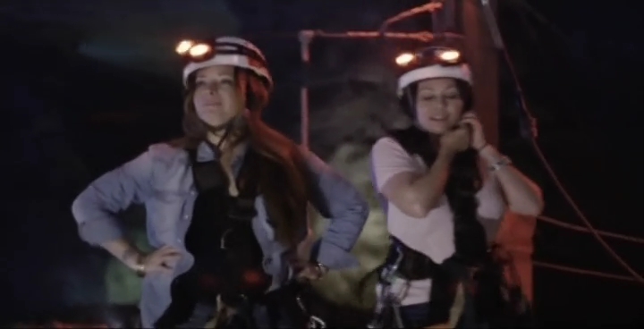 Charmed-Online-dot-net_OffTheMapWithShannenandHolly-S01E01-02-0375.jpg