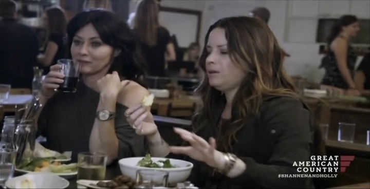 Charmed-Online-dot-net_OffTheMapWithShannenandHolly-S01E01-02-0725.jpg