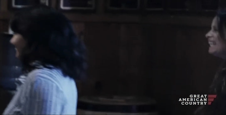 Charmed-Online-dot-net_OffTheMapWithShannenandHolly-S01E01-02-0801.jpg