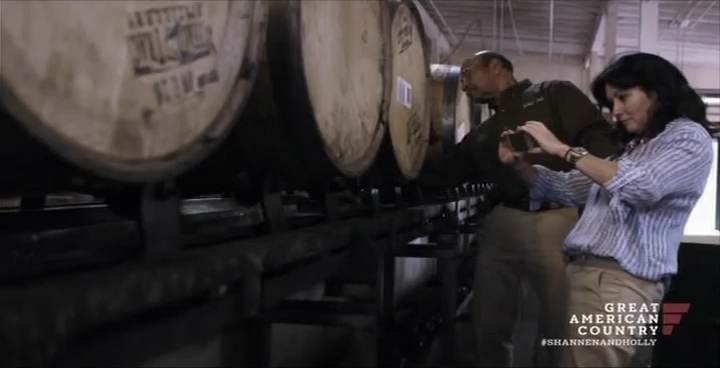 Charmed-Online-dot-net_OffTheMapWithShannenandHolly-S01E01-02-0910.jpg Charmed-Online-dot-net_OffTheMapWithShannenandHolly-S01E01-02-0910.jpg