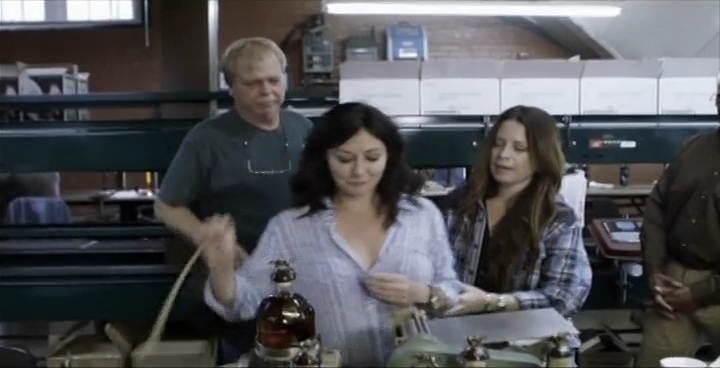 Charmed-Online-dot-net_OffTheMapWithShannenandHolly-S01E01-02-0932.jpg