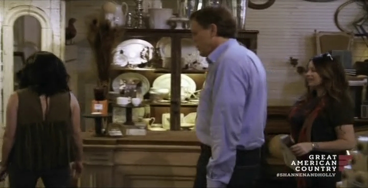 Charmed-Online-dot-net_OffTheMapWithShannenandHolly-S01E01-02-1386.jpg