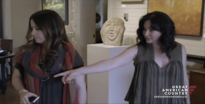 Charmed-Online-dot-net_OffTheMapWithShannenandHolly-S01E01-02-1388.jpg
