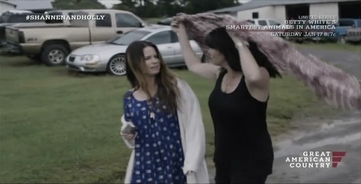 Charmed-Online-dot-net_OffTheMapWithShannenandHolly-S01E03-04-1649.jpg