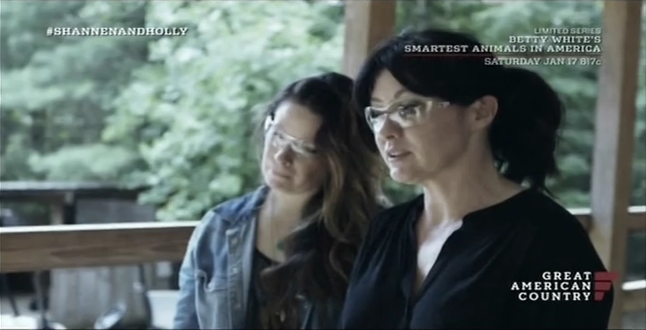 Charmed-Online-dot-net_OffTheMapWithShannenandHolly-S01E03-04-1952.jpg