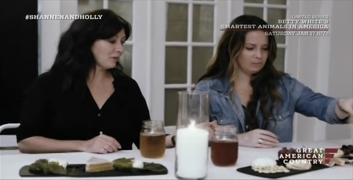 Charmed-Online-dot-net_OffTheMapWithShannenandHolly-S01E03-04-2228.jpg
