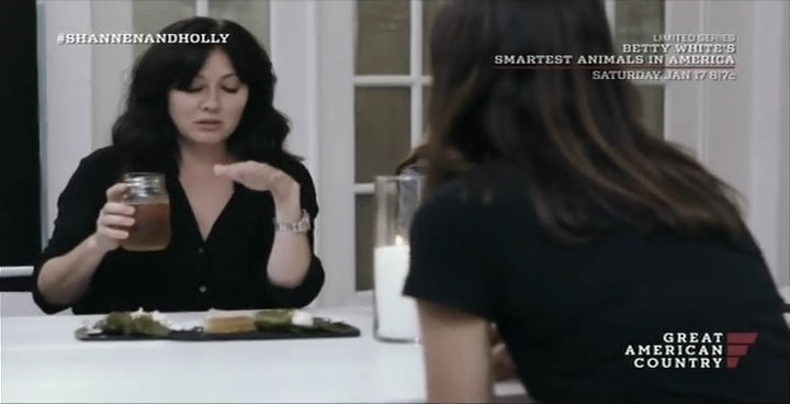 Charmed-Online-dot-net_OffTheMapWithShannenandHolly-S01E03-04-2236.jpg