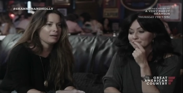 Charmed-Online-dot-net_OffTheMapWithShannenandHolly-S01E06-1128.jpg
