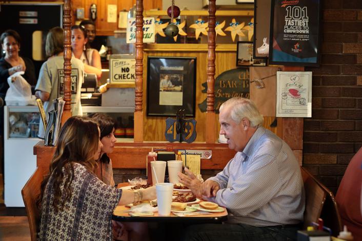 BP_GCSNH103H_eating-ribs-at-abes-bbq_j.jpg