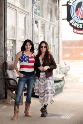 BP_GCSNH103H_shannen-and-holly-on-clarksdale-street_p.jpg